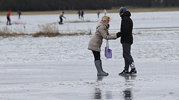 Lid vyuvaj k bruslen louky u Doban nedaleko Plzn zalit zmrzlou vodou z eky Radbuzy. (13. ledna 2024)