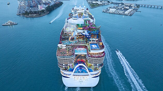 Nejvt vletn lo svta Icon of the Seas piplouv do pstavu v Miami (10. ledna 2024)