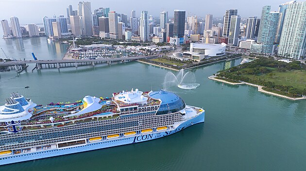Icon of the Seas piplouv do pstavu v Miami. Nejvt vletn lo svta je dlouh 365 metr, v 250 800 tun a pohn ji zkapalnn zemn plyn. (10. ledna 2024)