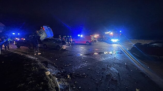 Nehoda čtyř vozů poblíž obcí Chýně a Hostivice (12. ledna 2024)