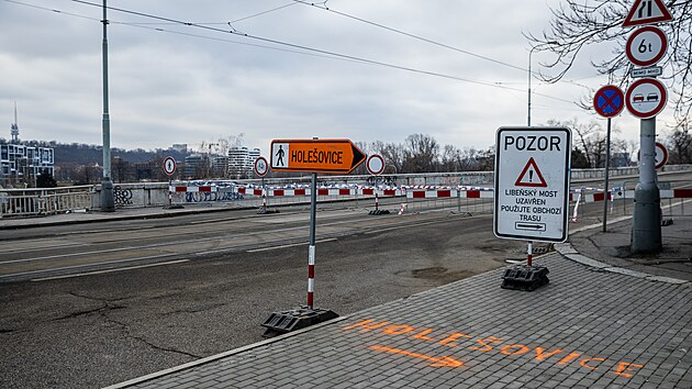 Libeňský most je uzavřený kvůli technickému stavu jedné jeho části. (12. ledna 2024)
