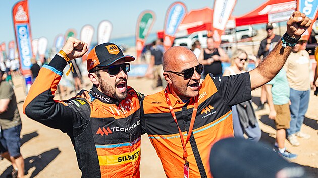 Martin Mac�k mlad�� (vlevo) slav� s t�tou Martinem v�t�zstv� na Rallye Dakar 2024.
