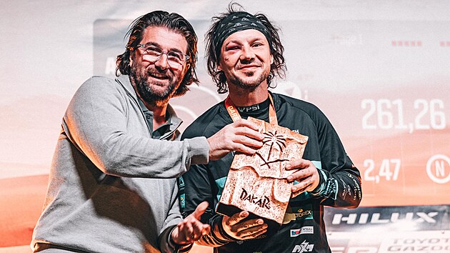 Potlu�en� Libor Podmol (vpravo)�od �editele z�vodu Davida Castery obdr�el cenu za odvahu.