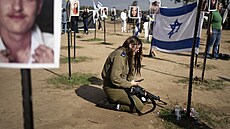 Izraelská voja�ka oplakává kamaráda zabitého p�i �íjnovém útoku Hamásu. (5....