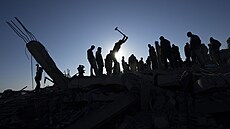 Rafáh. Obyvatelé Gazy prohledávají trosky dom zniených izraelským...