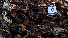 Netivot, ji�ní Izrael. Auta zni�ená p�i útoku Hamás za hranice Gazy (8. ledna...