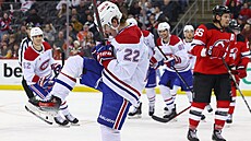 Cole Caufield z Montrealu slaví gól proti New Jersey.