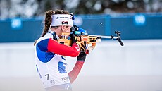 Jessica Jislová p�i st�elb� ve �tafet� �en v Ruhpoldingu.