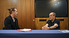 Trenér Václav Kotal (vpravo) pi rozhovoru s novináem Janem Dokalem.