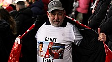 Fanou�ek p�ed zápasem Bayern Mnichov - Hoffenheim  ukazuje tri�ko s pod�kováním...
