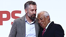 Nový éf portugalských socialist Pedro Nuno Santos a jeho pedchdce António...