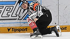 Rozhod�í Jan Hribik se zranil v zápase Komety s Pardubicemi.