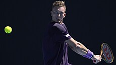 eský tenista Jií Leheka se soustedí na úder v 1. kole Australian Open.