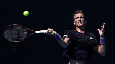 eský tenista Jií Leheka hraje forhend v 1. kole Australian Open.