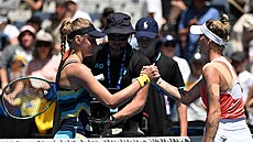 eská tenistka Markéta Vondrouová (vpravo) gratuluje k postupu Ukrajince...