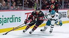 Útoník San Jose Sharks Filip Zadina stíhá Clauda Girouxe z Ottawa Senators.