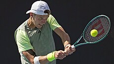 eský tenista Jakub Meník hraje bekhend v 1. kole Australian Open.
