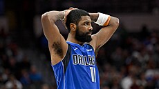 Zklamaný Kyrie Irving z Dallas Mavericks sleduje trestný hod New Orleans...