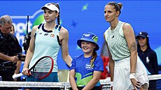 Jelena Rybakinová a Karolína Plíková ped zápasem 1. kola Australian Open.