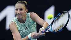 eská tenistka Karolína Plíková hraje bekhend v 1. kole Australian Open.