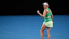 eská tenistka Linda Fruhvirtová slaví bhem 1. kola Australian Open.