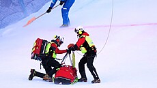 Norský lya Aleksander Aamodt Kilde je transportován do nemocnice po pádu...