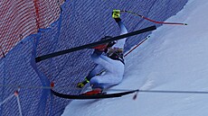 Norský lyžař Aleksander Aamodt Kilde letí po pádu do ochranné bariéry během...