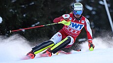 Rakouský lya Manuel Feller v prvním kole slalomu Svtového poháru ve Wengenu.