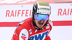 Rakouský lya Manuel Fellerslaví v cíli slalomu Svtového poháru ve Wengenu.