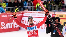Rakouský lya Manuel Fellerslaví slaví vítzství ve slalomu Svtového poháru...