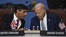 Britský premiér Rishi Sunak (vlevo) a americký prezident Joe Biden hovoří na...