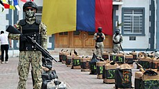 Dstojníci stojí na strái vedle nkterých ze 178 balík drog zabavených bhem...