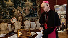 Olomoucký biskup Antonín Basler dostal od italských etník výtisk knihy z...