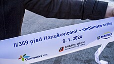 Silnice II/369 u Hanuovic na umpersku je opravená. Komunikaci v roce 1997...