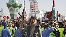 Mu drí zbra bhem protiamerické demonstrace v jemenském Saná. (5. ledna 2024)