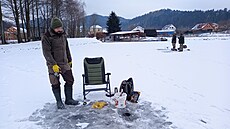 Na zimní rybaení na Vojtv rybník do Víru míí rybái od minulé soboty. Led...