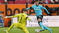 Útoník Patrik Schick z Leverkusenu se snaí obejít brankáe Finna Dahmena z...