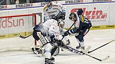 Závar p�ed vítkovickým branká�em Luká�em Klime�em