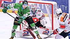 Mladoboleslavský Vojt�ch Hradec cloní p�ed branká�em Milanem Klou�kem z...