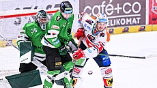 Pardubický David Cienciala (vpravo) se sna�í te�ovat puk p�ed branká�em Filipem...