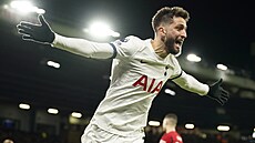 Zálo�ník Rodrigo Bentancur z Tottenhamu se raduje ze svého gólu proti...