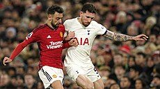 Zálo�ník Bruno Fernandes z Manchesteru United (vlevo) bojuje o mí� s...