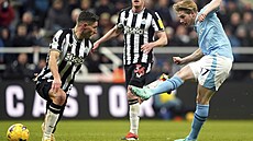 Záloník Kevin De Bruyne z Manchesteru City stílí gól v utkání proti Newcastlu.