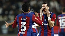 Úto�ník Robert Lewandowski z Barcelony se raduje ze svého gólu ve finále...