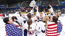 Americké hokejistky do 18 let oslavují vítzství ve finále mistrovství svta.