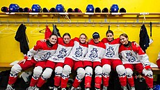 eské hokejistky do 18 let se fotí po vítzném semifinále na mistrovství svta.