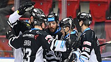 Hrá�i Karlových Var� se radují z gólu proti Pardubicím.