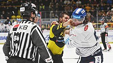 Martin Nemík v bílém a Martin Havelka z Litvínova v erném svádjí bitku.