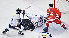 Daniel Král se natahuje v brankovi�ti.