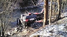 Po nehod� u Hanu�ovic na �umpersku skon�ila dv� auta v �ece.